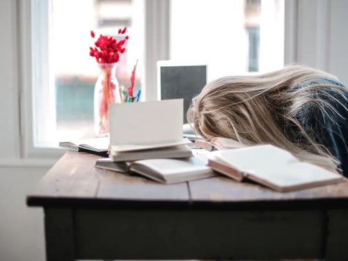 重庆心理科医院哪家更好？神经衰弱患者避免熬夜后，症状能得到明显改善吗？