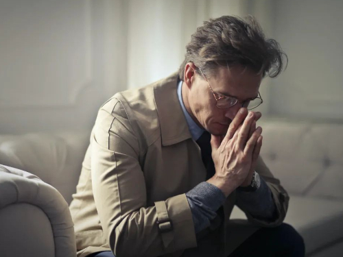 重庆心理咨询医院哪家好？抑郁症患者的创伤后回避行为，该如何结合心理治疗干预？